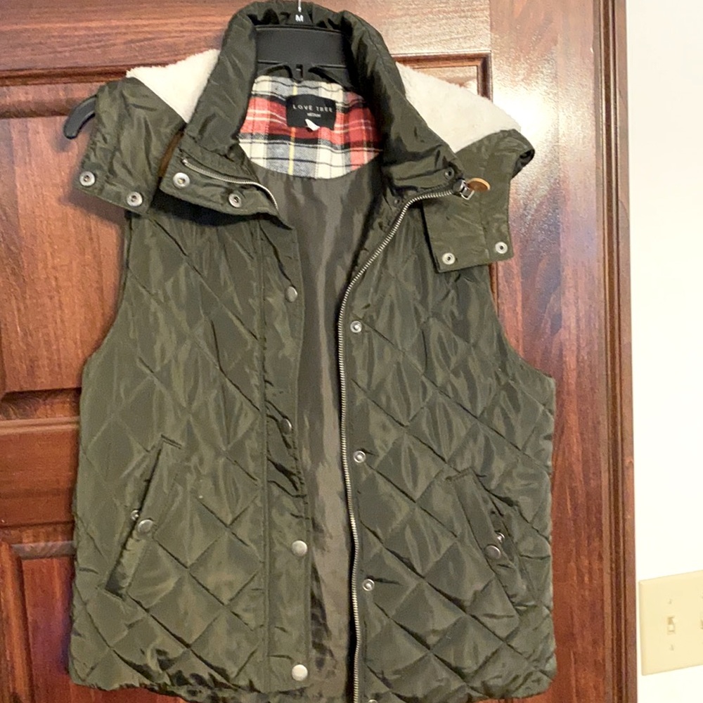 Women’s Love Tree quilted puffer vest-army green